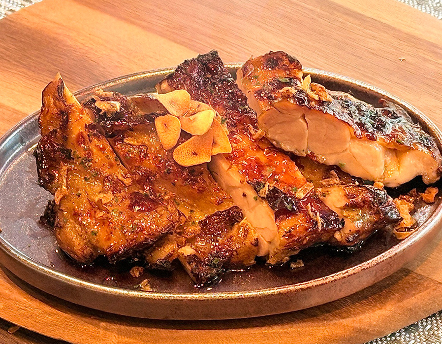 極上ガーリックハーブチキンステーキの写真